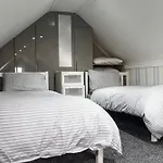 Luton Lodge - Newly Renovated Ideal For Short Stay, Close To Airport Train Station, Free Parking Off Street , Luxury Comfort In Low Price