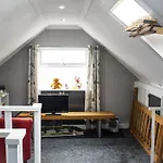Luton Lodge - Newly Renovated Ideal For Short Stay, Close To Airport Train Station, Free Parking Off Street , Luxury Comfort In Low Price