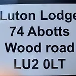 Luton Lodge - Newly Renovated Ideal For Short Stay, Close To Airport Train Station, Free Parking Off Street , Luxury Comfort In Low Price