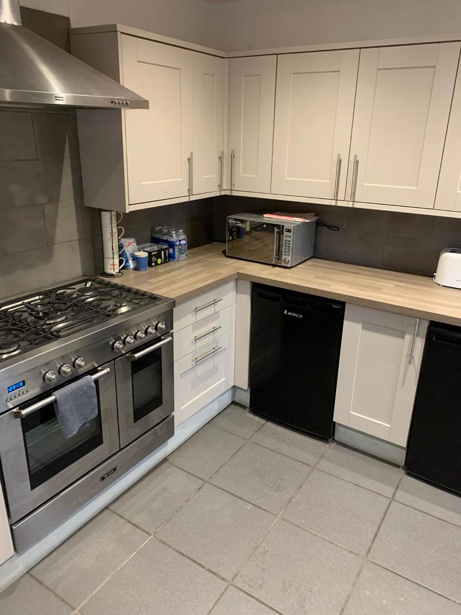 Luton - Newly Renovated Ideal For Short Stay, Close To Airport Train Station, Free Parking Off Street , Luxury Comfort In Price Guest house