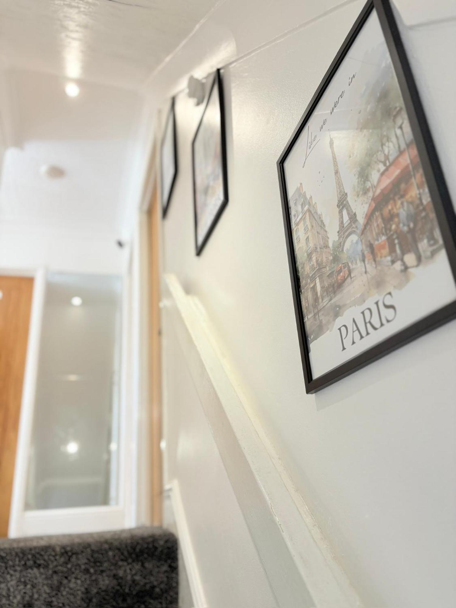 Guest house Luton - Newly Renovated Ideal For Short Stay, Close To Airport Train Station, Free Parking Off Street , Luxury Comfort In Price *