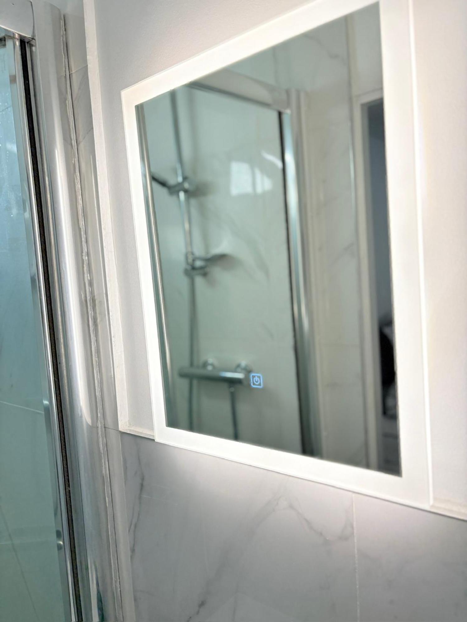 Guest house Luton - Newly Renovated Ideal For Short Stay, Close To Airport Train Station, Free Parking Off Street , Luxury Comfort In Price *