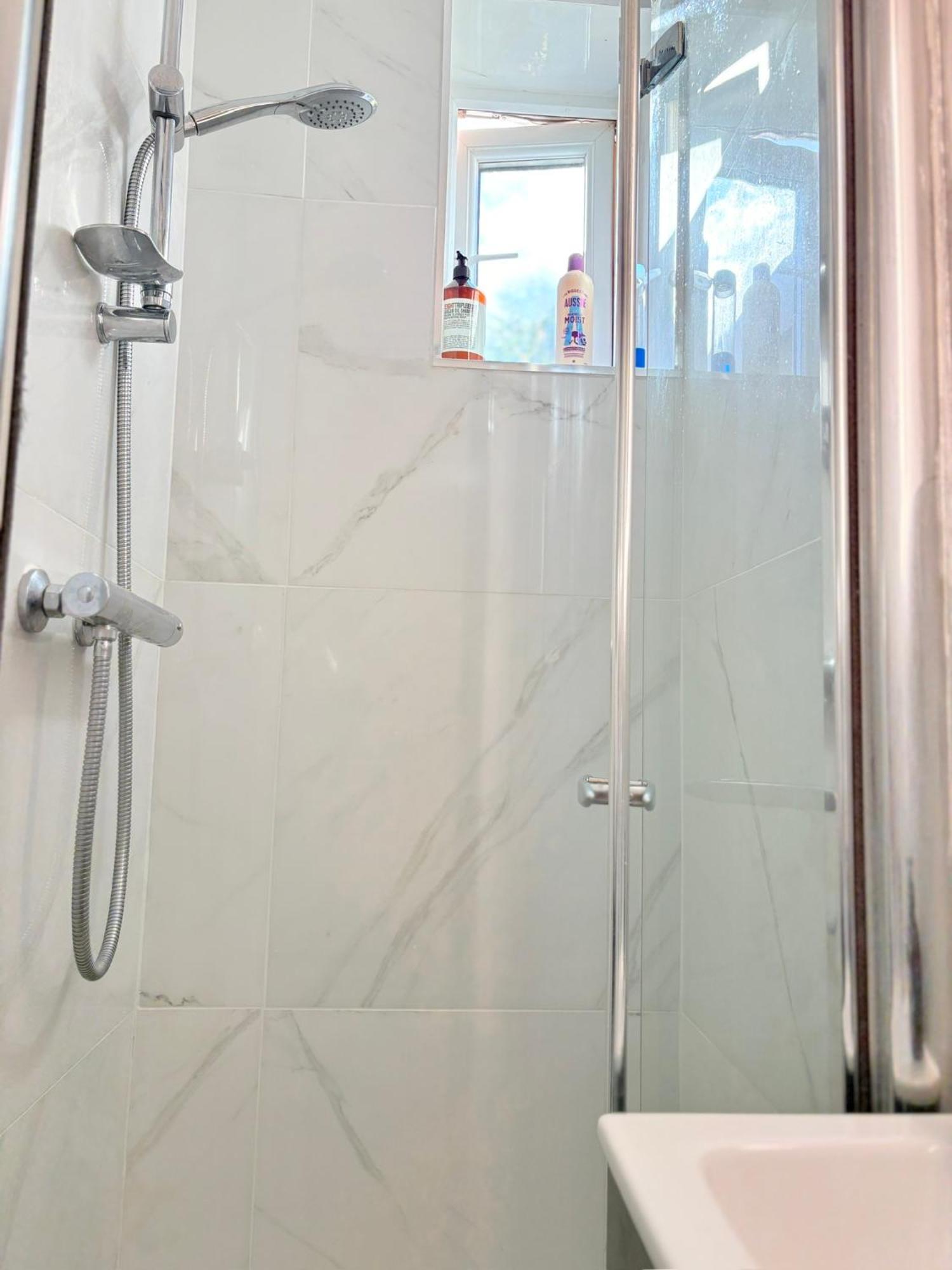 Luton - Newly Renovated Ideal For Short Stay, Close To Airport Train Station, Free Parking Off Street , Luxury Comfort In Price Guest house Luton (Bedfordshire)