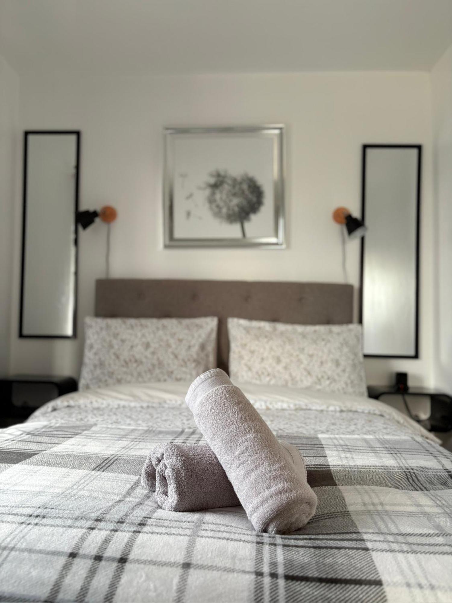 Luton - Newly Renovated Ideal For Short Stay, Close To Airport Train Station, Free Parking Off Street , Luxury Comfort In Price *
