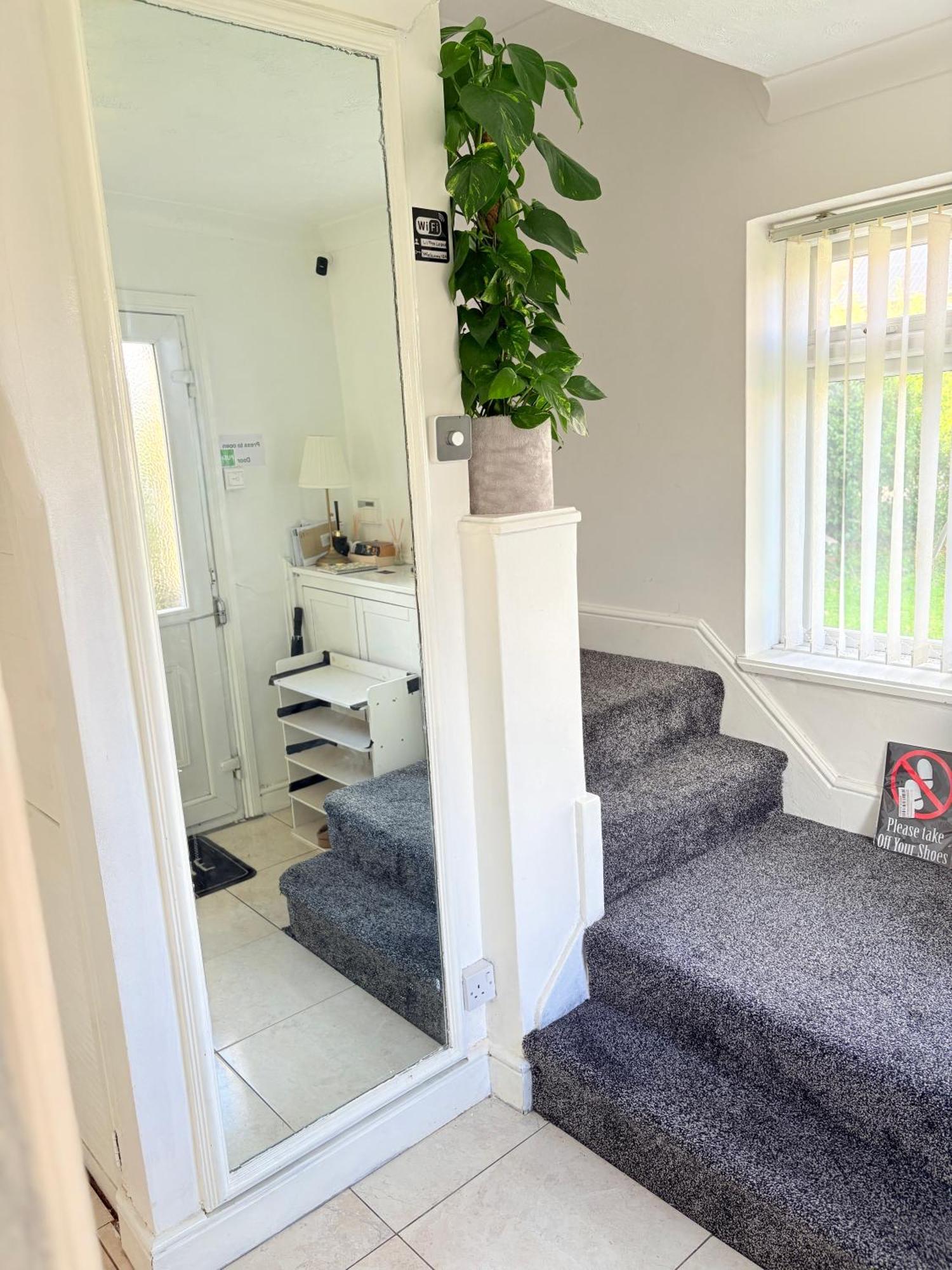 Luton - Newly Renovated Ideal For Short Stay, Close To Airport Train Station, Free Parking Off Street , Luxury Comfort In Price Guest house *