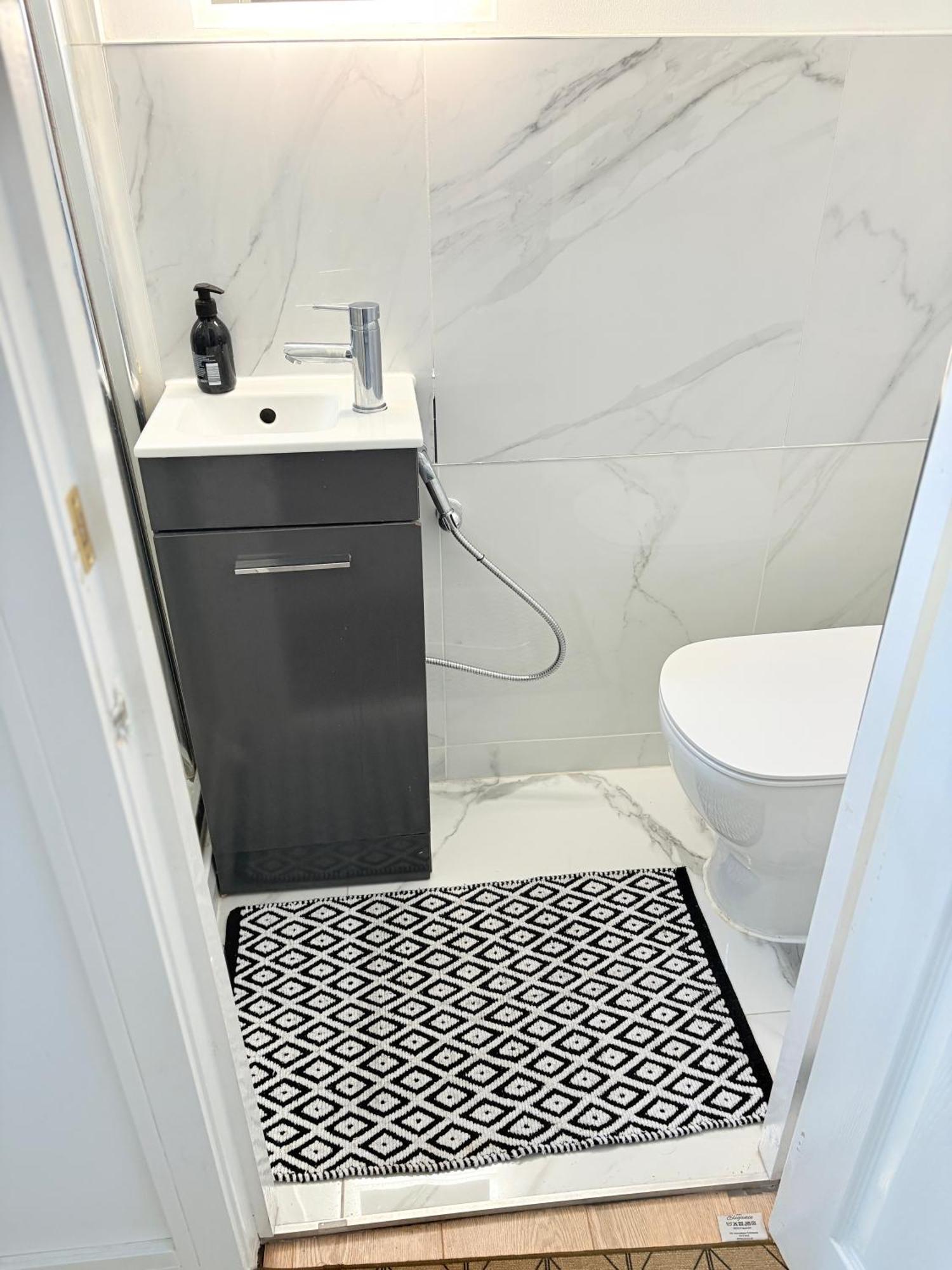 Guest house Luton - Newly Renovated Ideal For Short Stay, Close To Airport Train Station, Free Parking Off Street , Luxury Comfort In Price Luton (Bedfordshire)