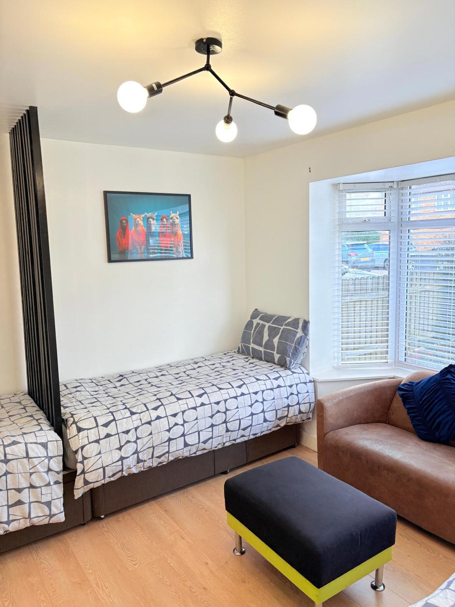 Luton - Newly Renovated Ideal For Short Stay, Close To Airport Train Station, Free Parking Off Street , Luxury Comfort In Price *