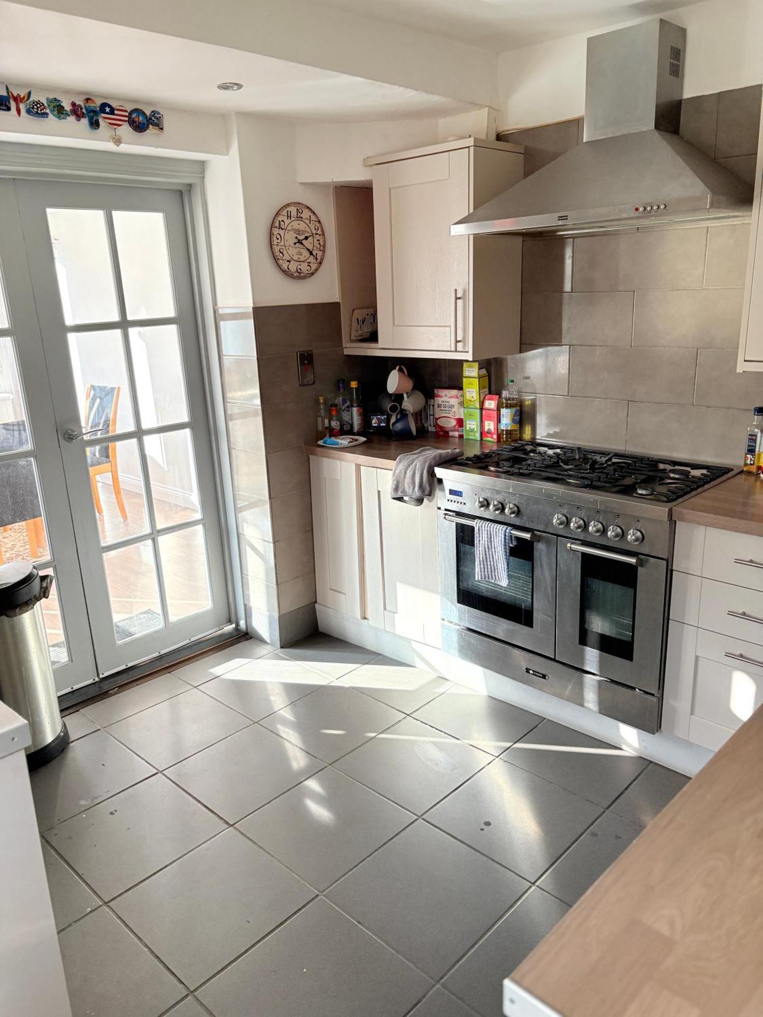 Guest house Luton - Newly Renovated Ideal For Short Stay, Close To Airport Train Station, Free Parking Off Street , Luxury Comfort In Price