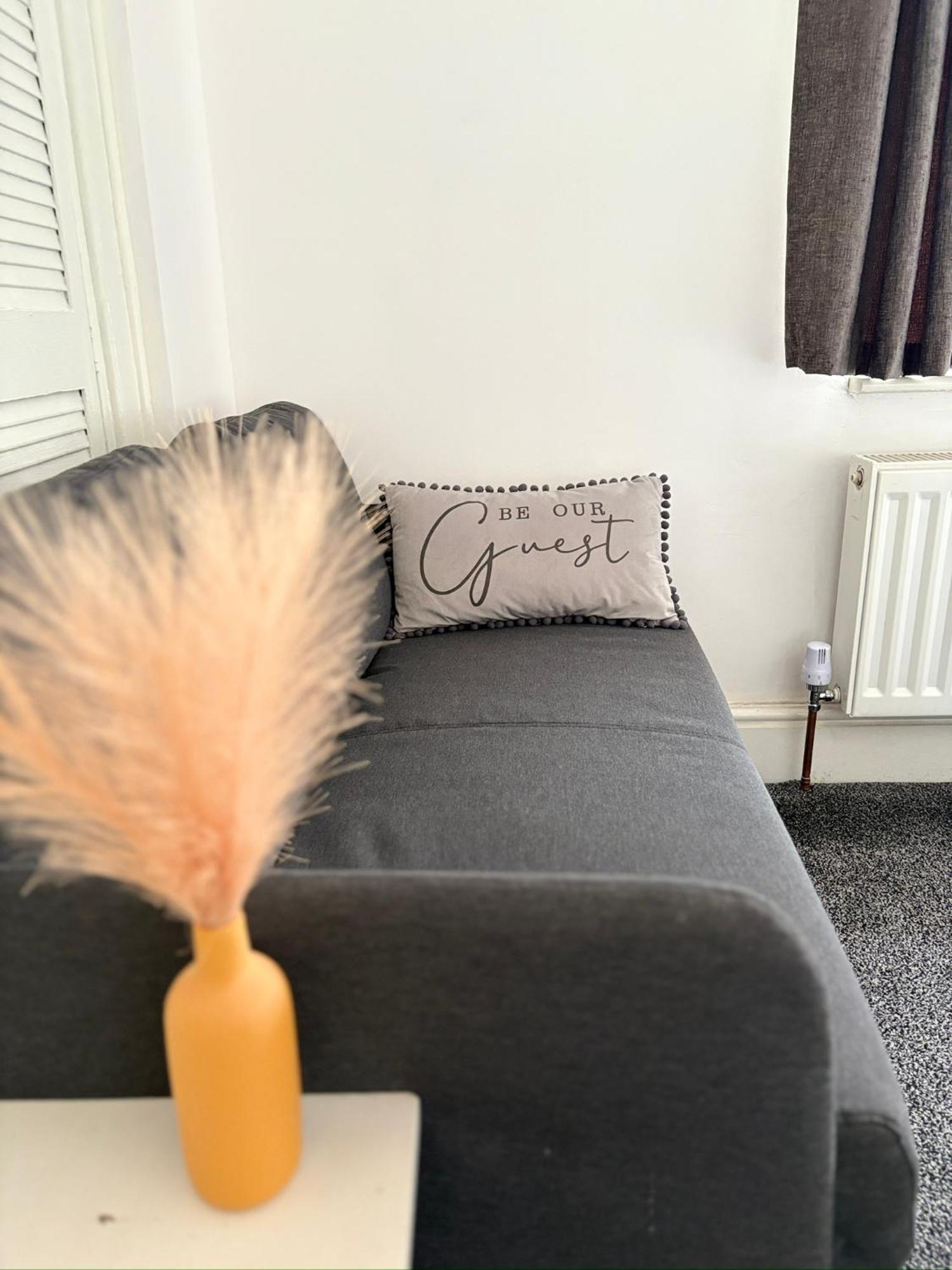 Guest house Luton - Newly Renovated Ideal For Short Stay, Close To Airport Train Station, Free Parking Off Street , Luxury Comfort In Price *