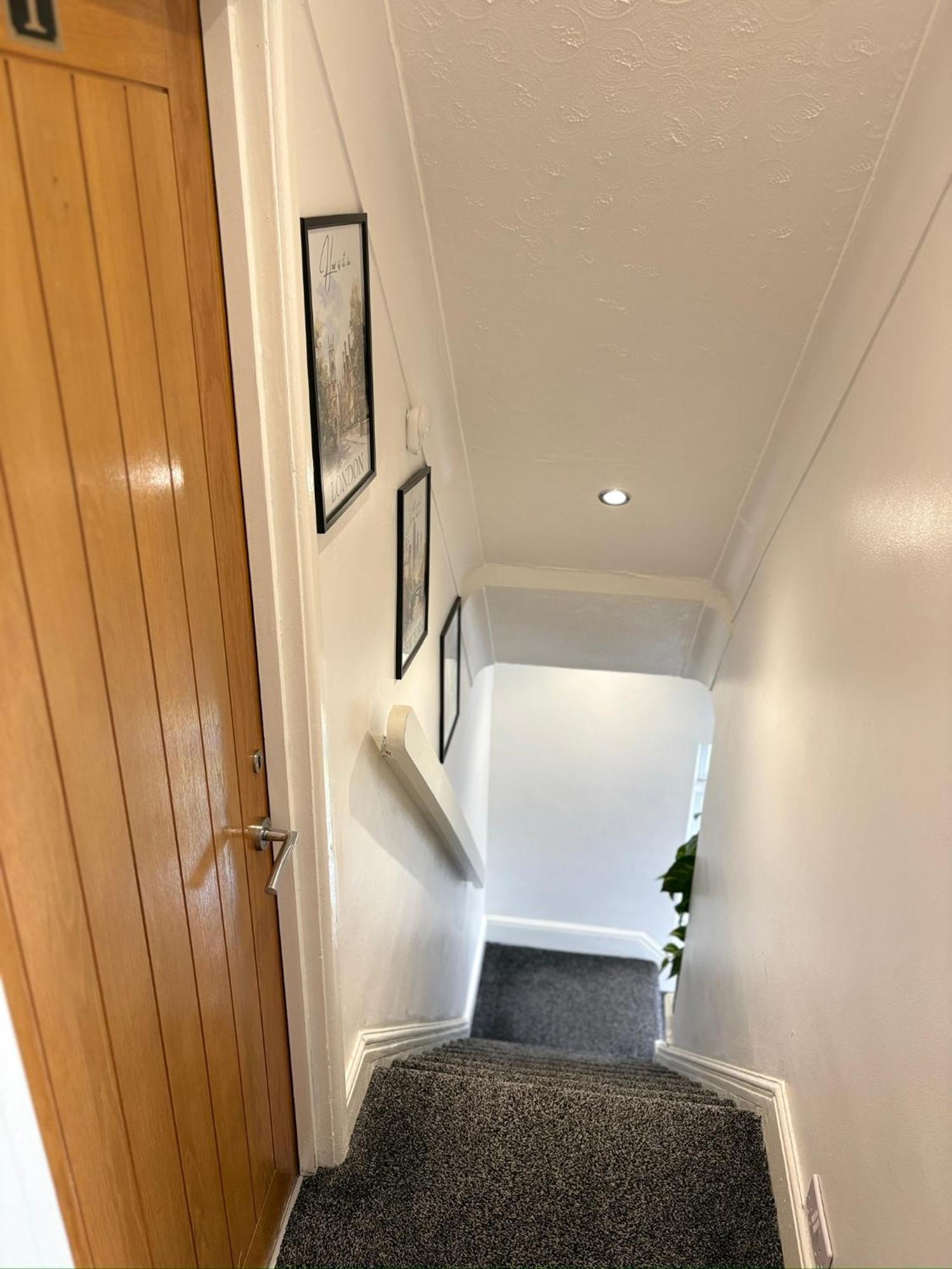 Luton - Newly Renovated Ideal For Short Stay, Close To Airport Train Station, Free Parking Off Street , Luxury Comfort In Price Guest house Luton (Bedfordshire)