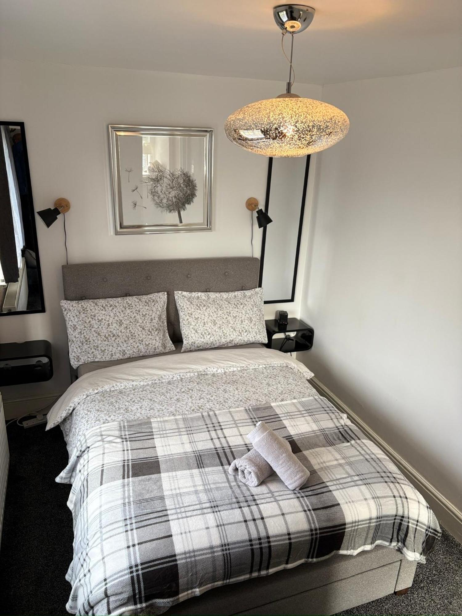 Luton - Newly Renovated Ideal For Short Stay, Close To Airport Train Station, Free Parking Off Street , Luxury Comfort In Price Guest house