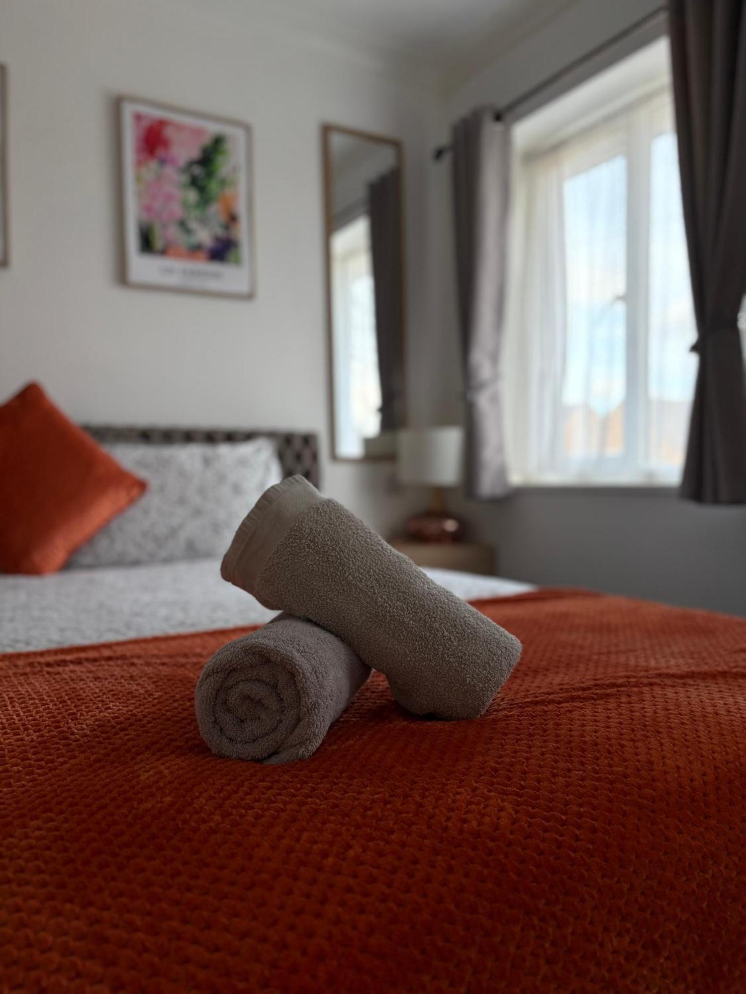 Guest house Luton - Newly Renovated Ideal For Short Stay, Close To Airport Train Station, Free Parking Off Street , Luxury Comfort In Price *